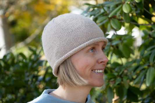 Beigefarbene Rollrandmütze