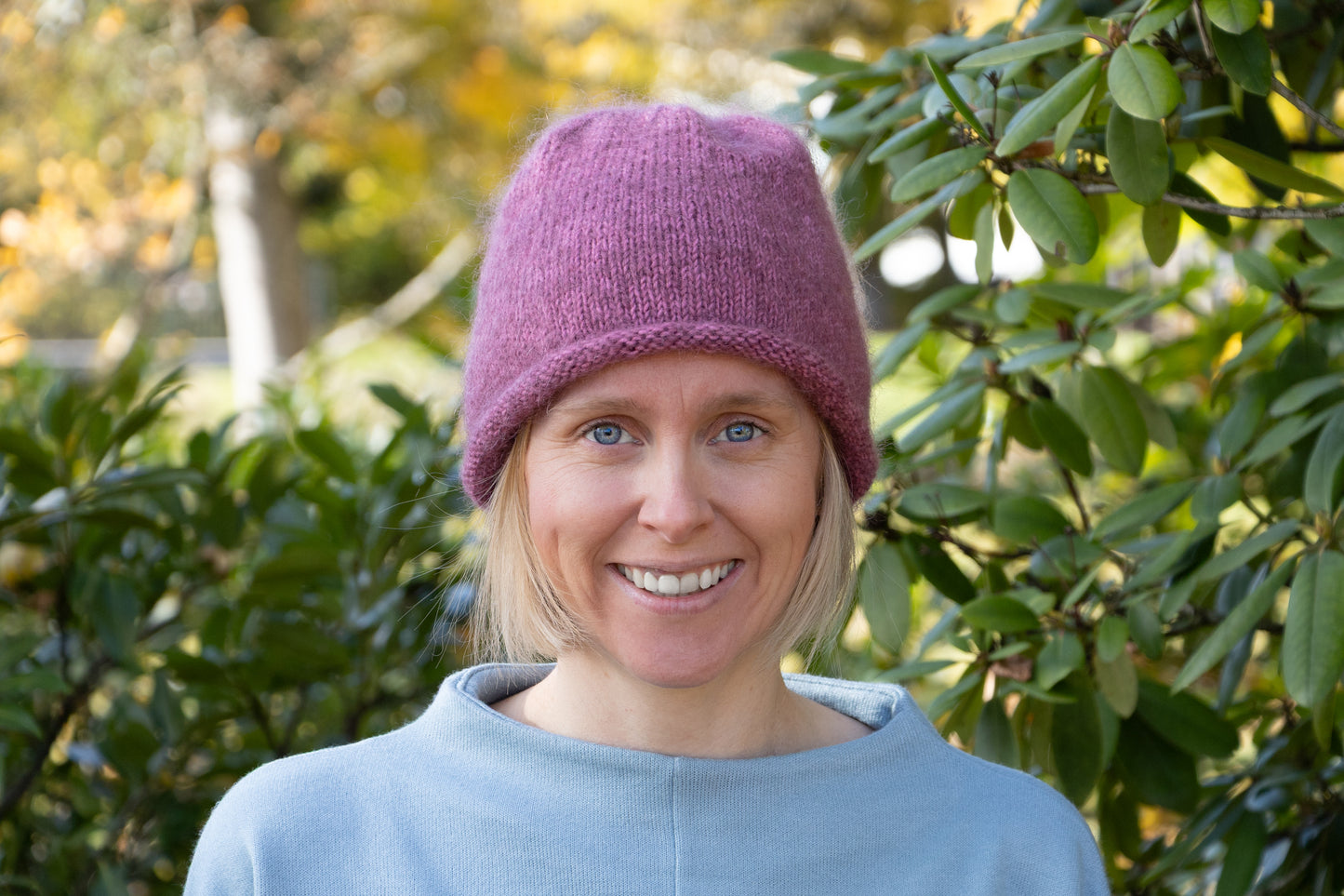 Dunkelrosa Rollrandmütze