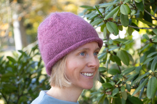 Dunkelrosa Rollrandmütze