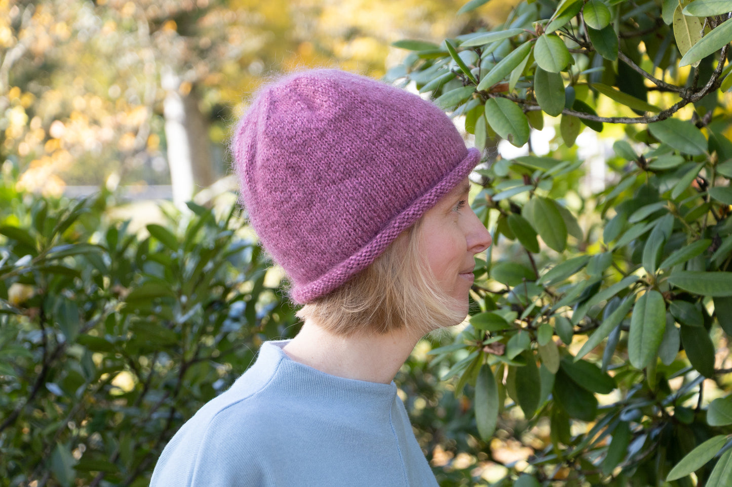 Dunkelrosa Rollrandmütze