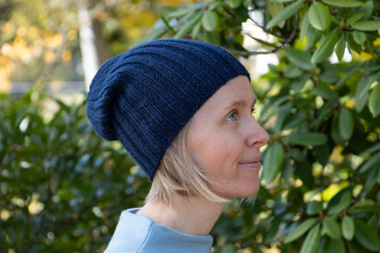 Dunkelblaue Longbeanie