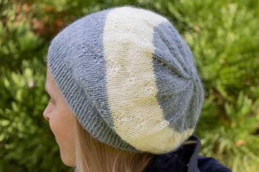 Graublau-naturweiße Beanie