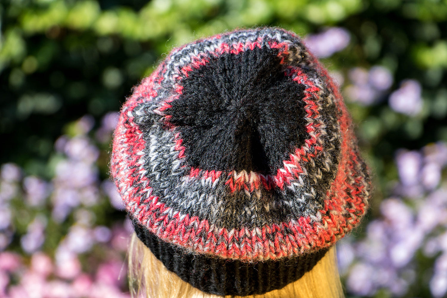 Schwarz-rot-graue Beanie