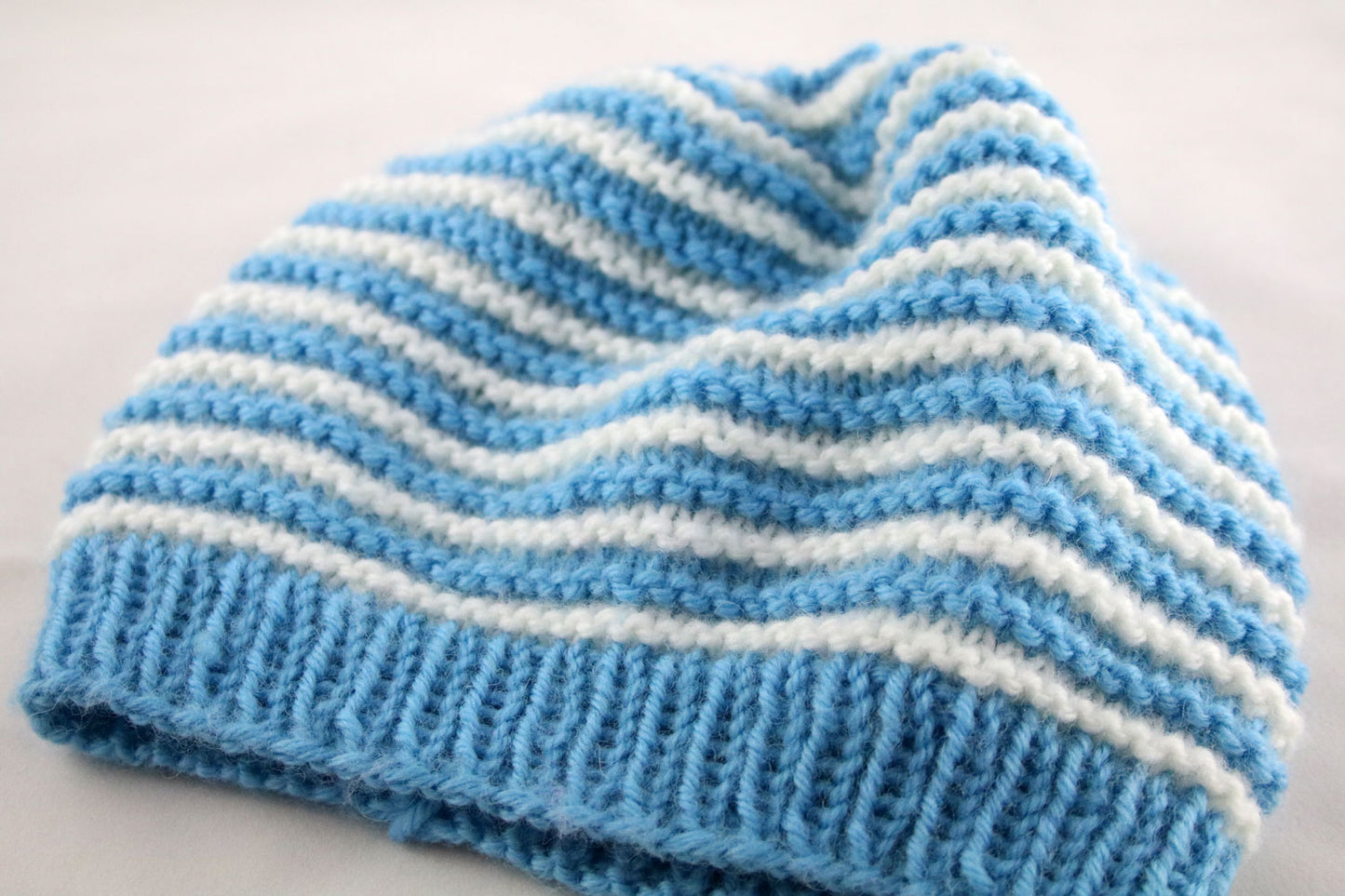 Blau-weiße Kindermütze