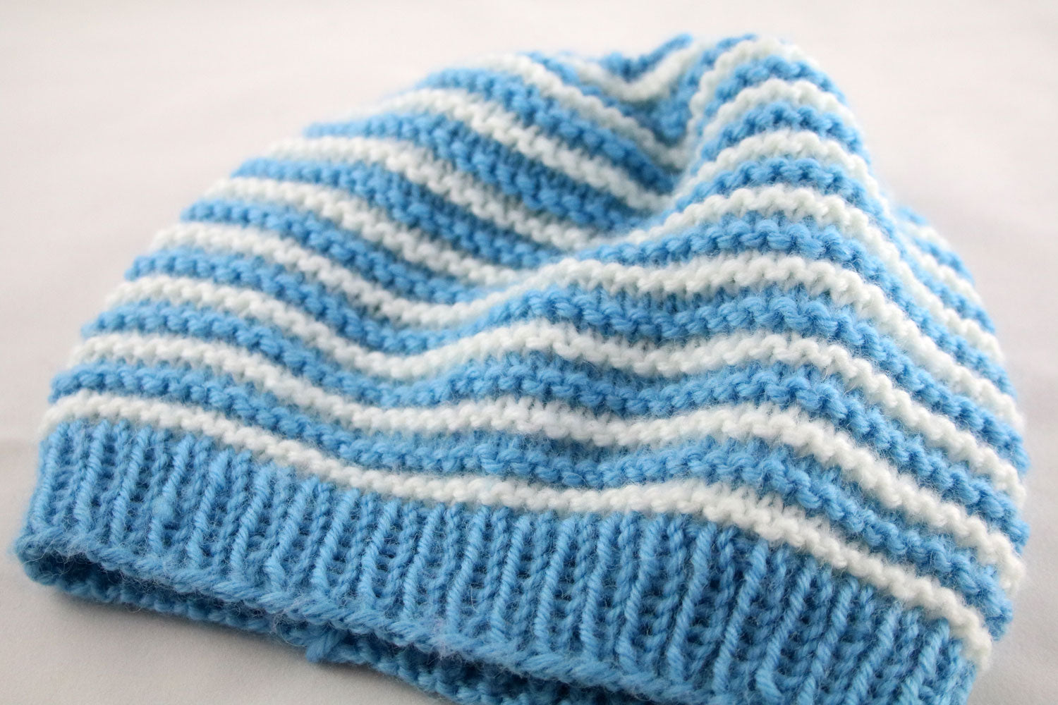 Blau-weiße Kindermütze