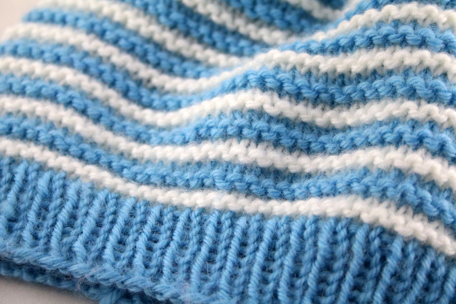 Blau-weiße Kindermütze