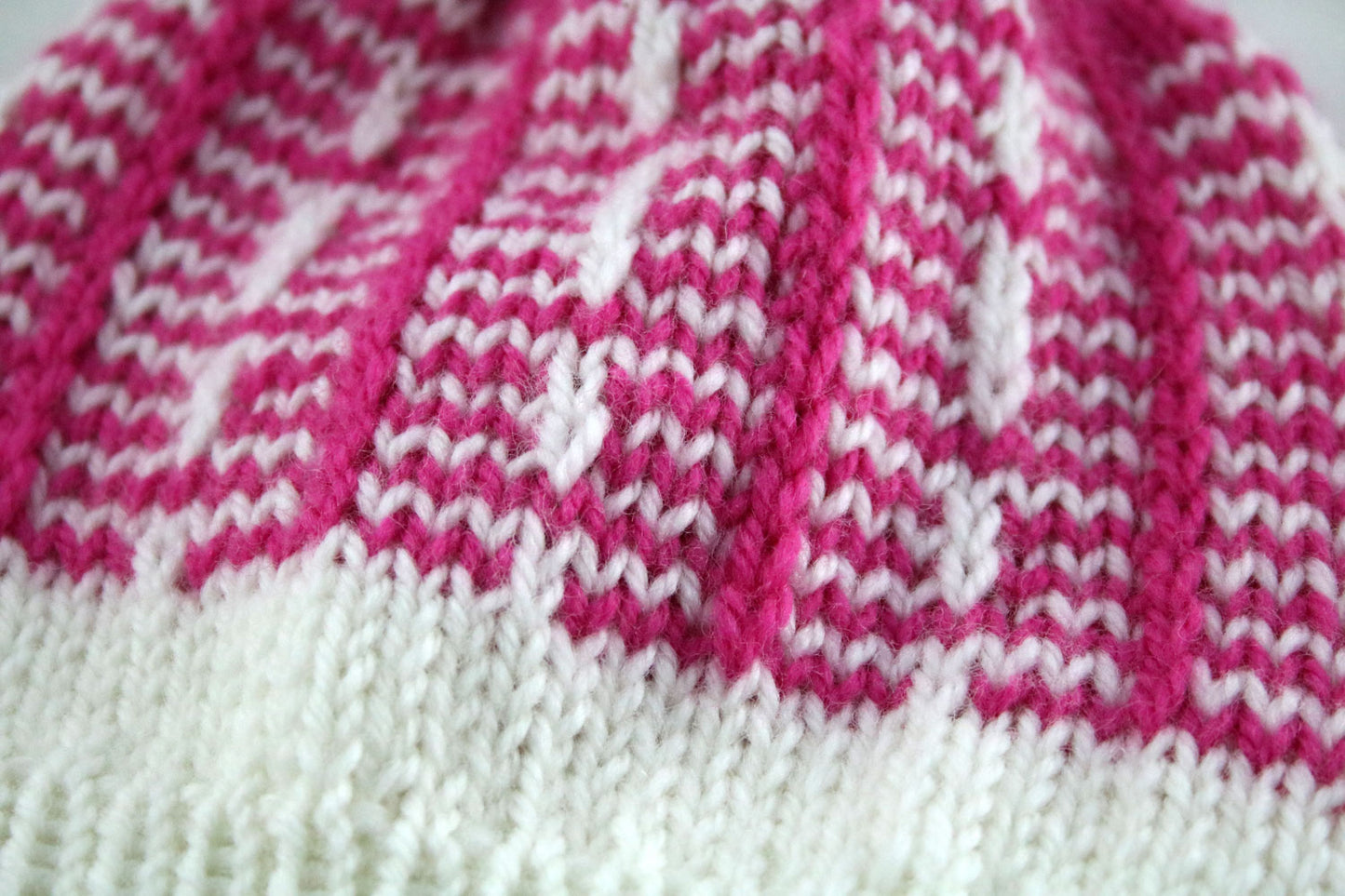 Pink-weiße Babymütze